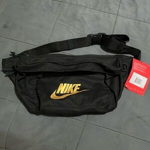 Nike Cross bag- brand new have never used it. Great size and unique!